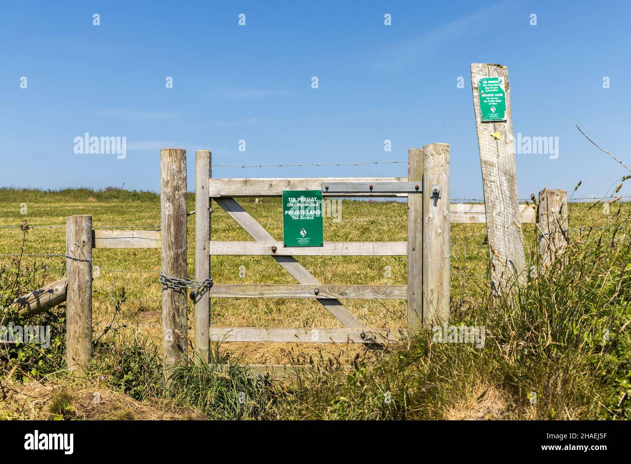 Privatgrundstück, keine Zufahrtsschilder am Tor neben dem Pembrokeshire-Wanderweg, Wales, Großbritannien Stockfoto