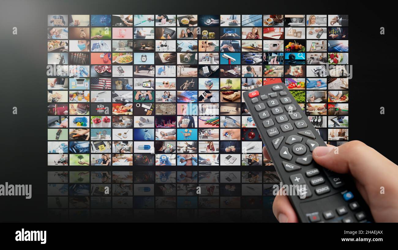 Multimedia-Videokonzept auf Medienwand. TV-Streaming-Dienste, Video-on-Demand Stockfoto