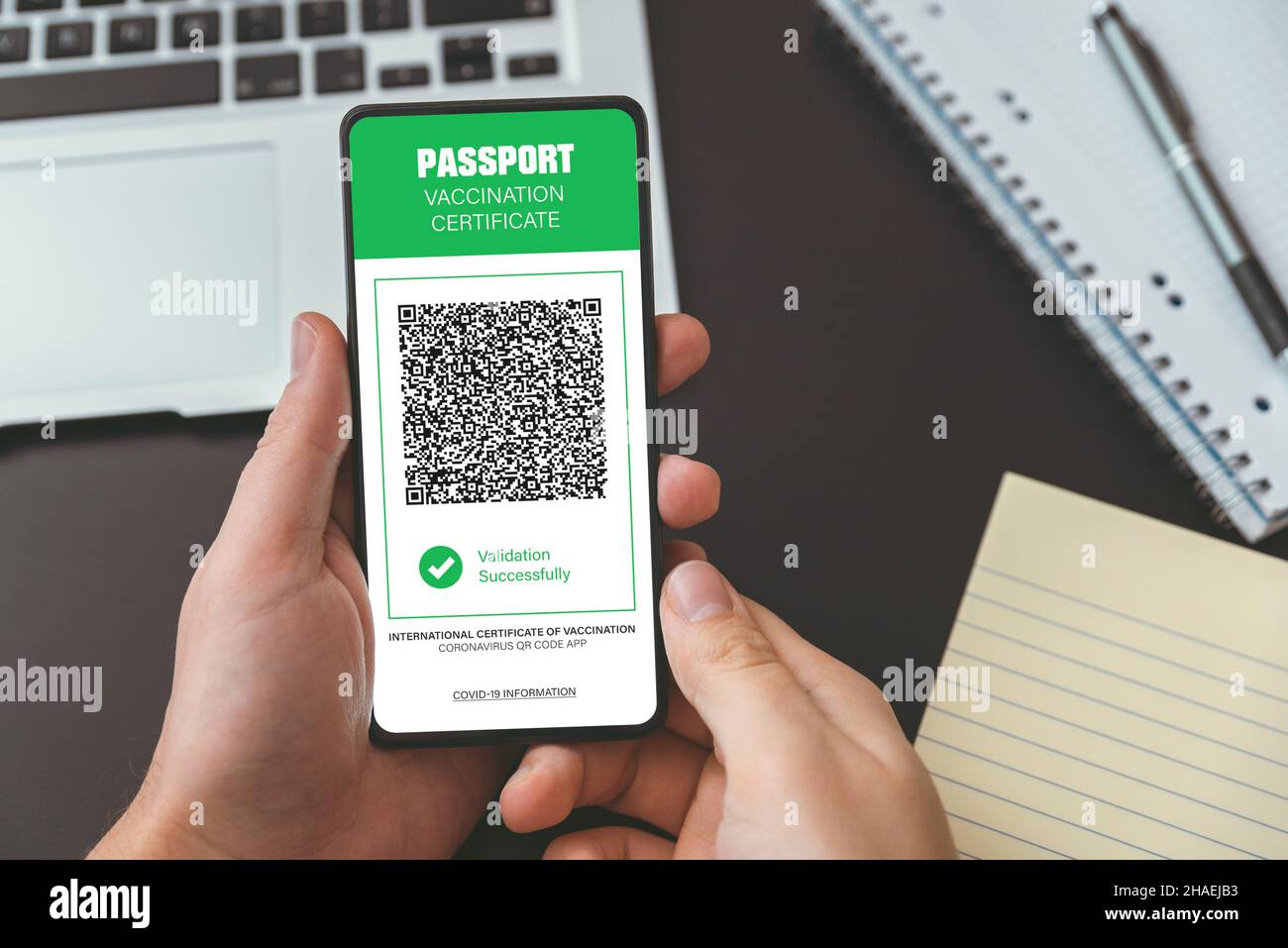 Digitale App für den Gesundheitspass im Mobiltelefon. Internationale Impfbescheinigung Stockfoto