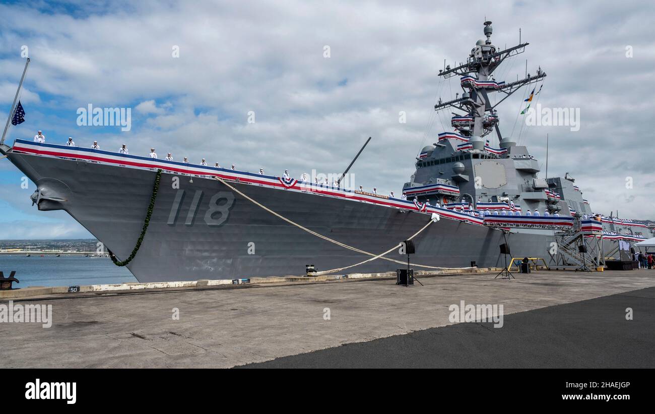 Pearl Harbor, Usa. 08. Dezember 2021. US-Navy-Matrosen befahren die Schienen während der Inbetriebnahmezeremonie für den neuesten Lenkrakenzerstörer USS Daniel Inouye auf der Joint Base Pearl Harbor-Hickam, 8. Dezember 2021 in Honolulu, Hawaii. Das Kriegsschiff ehrt den ehemaligen US-Senator und Ehrenmedaillenempfänger Daniel Inouye. Kredit: MC2 Logan Keown/U.S. Navy/Alamy Live News Stockfoto