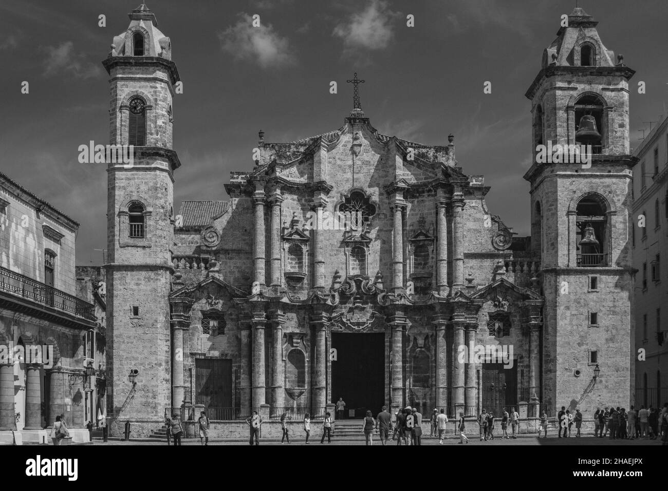 LA HABANA, KUBA - 23. Okt 2021: Eine Graustufenaufnahme der Kathedrale von San Cristobal bei bewölktem Himmel an einem sonnigen Tag in Havanna, Kuba Stockfoto