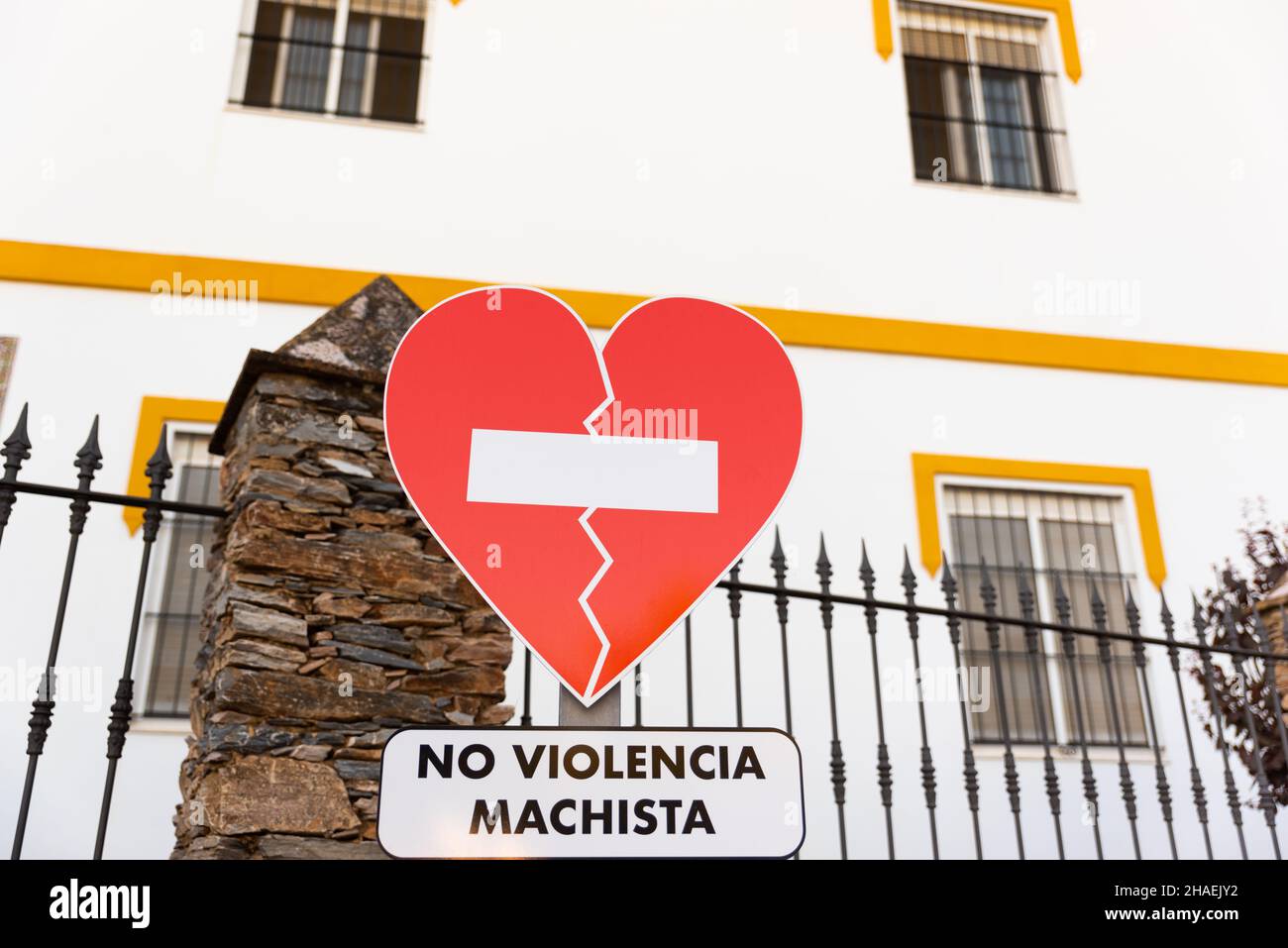 Herzförmiges Verkehrssignal „No Violencia machista“ auf spanisch („Keine männliche Gewalt gegen Frauen“) Stockfoto