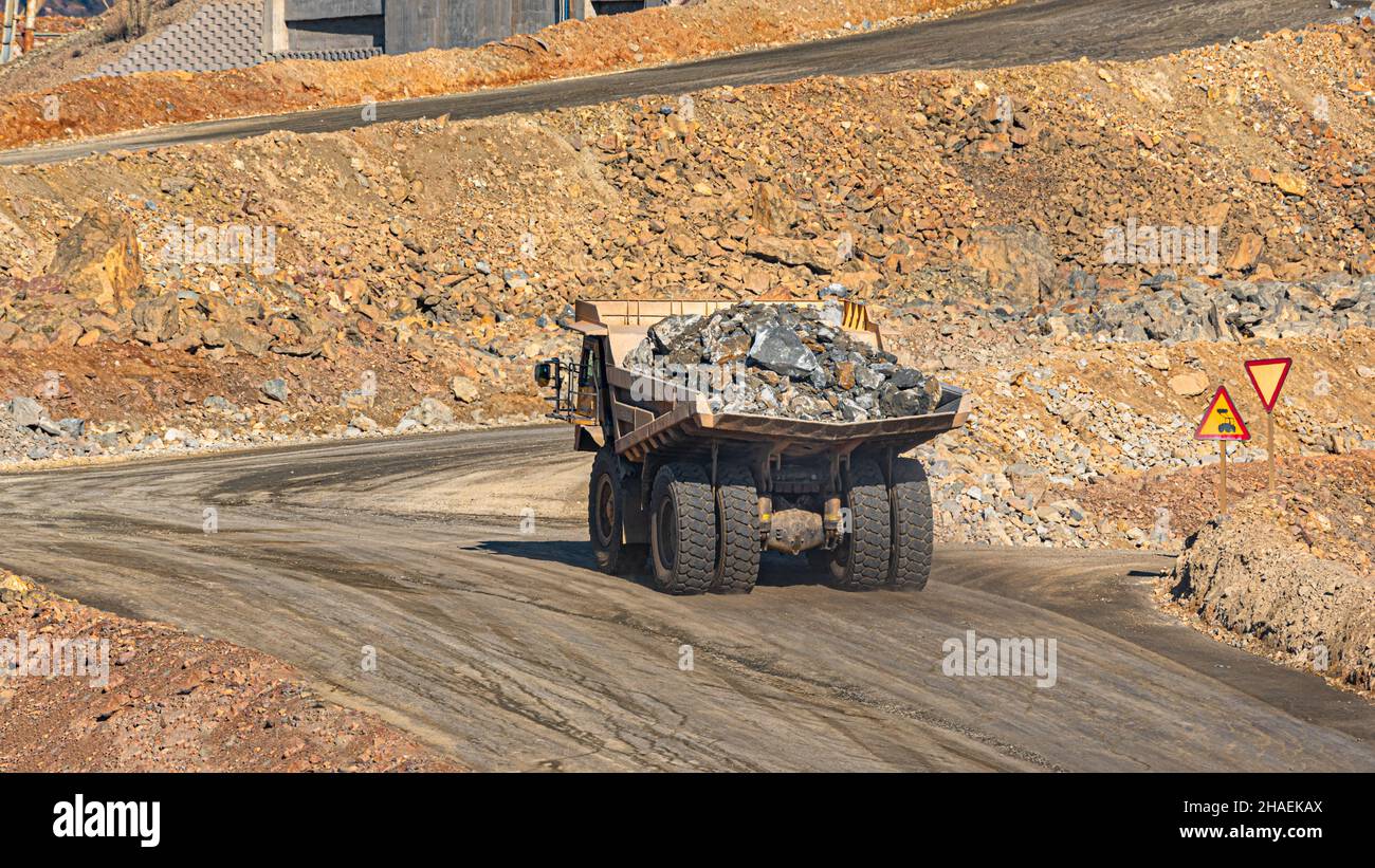 Großer gelber Kipper für den Transport von Eisen- und Kupfererzen, Industriebergbau in Spanien Stockfoto