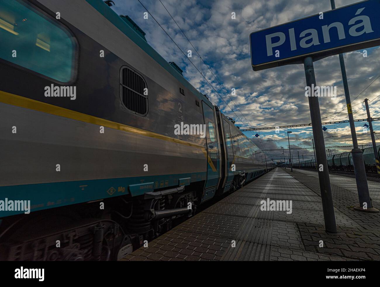 Elektrischer Mehrzugzug in Plana U Marianskych Lazni Bahnhof im Herbst bewölkt Abend Stockfoto