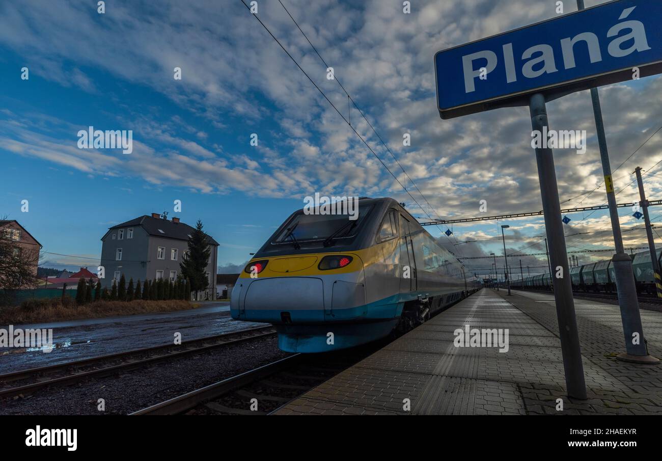 Elektrischer Mehrzugzug in Plana U Marianskych Lazni Bahnhof im Herbst bewölkt Abend Stockfoto