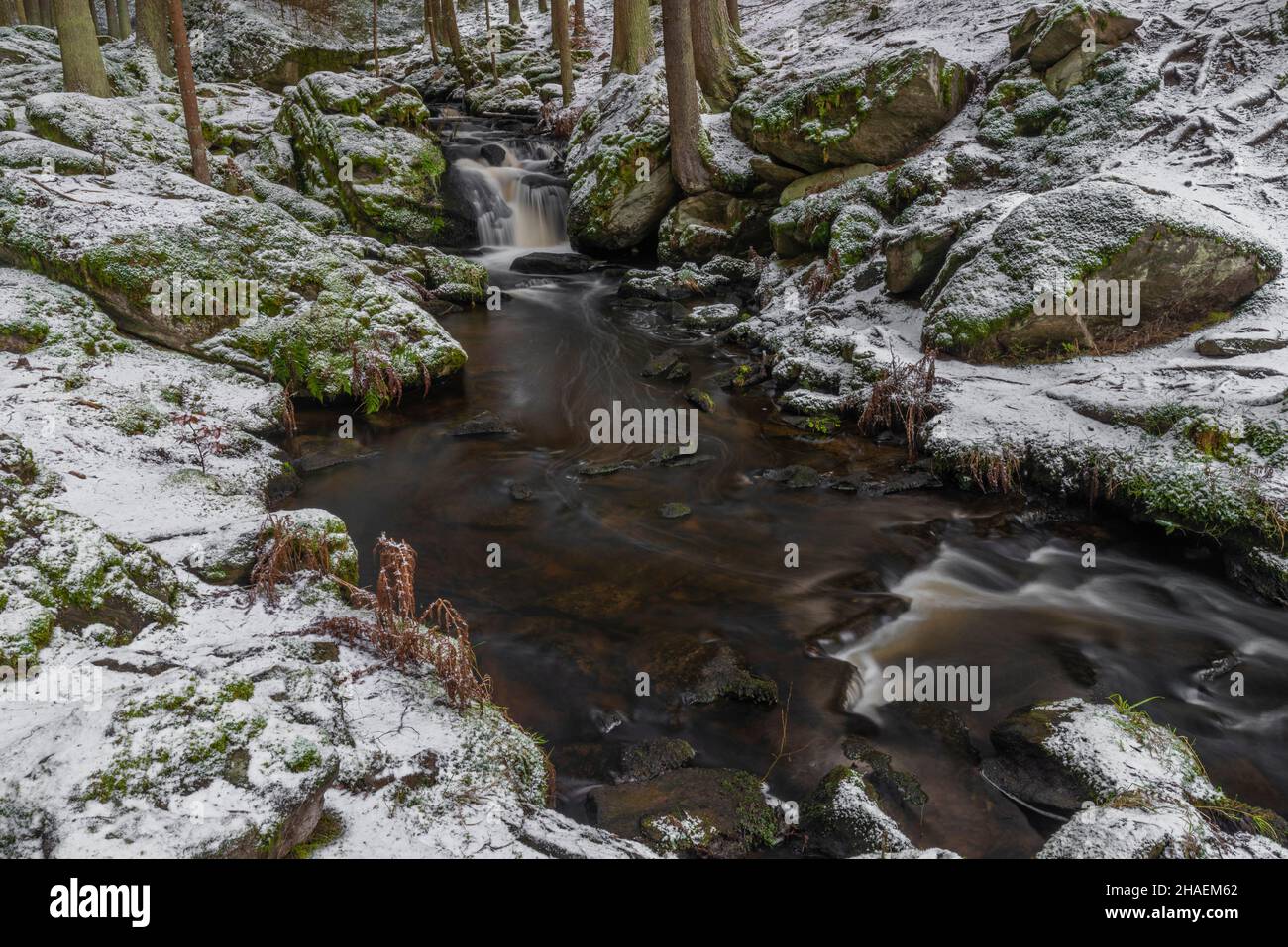 Branka Wasserfall am Fluss Mze in der Nähe von Branka Dorf in Westböhmen am Wintertag Stockfoto