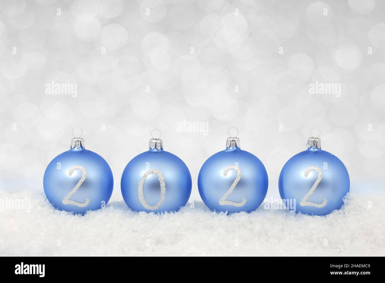2022 Neujahrstext über weihnachtskugeln Stockfoto