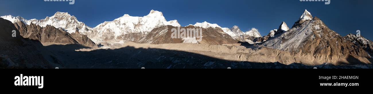 Panoramablick vom Gokyo-Tal zum Ngozumba-Gletscher und Mount Everest, Nepal Stockfoto