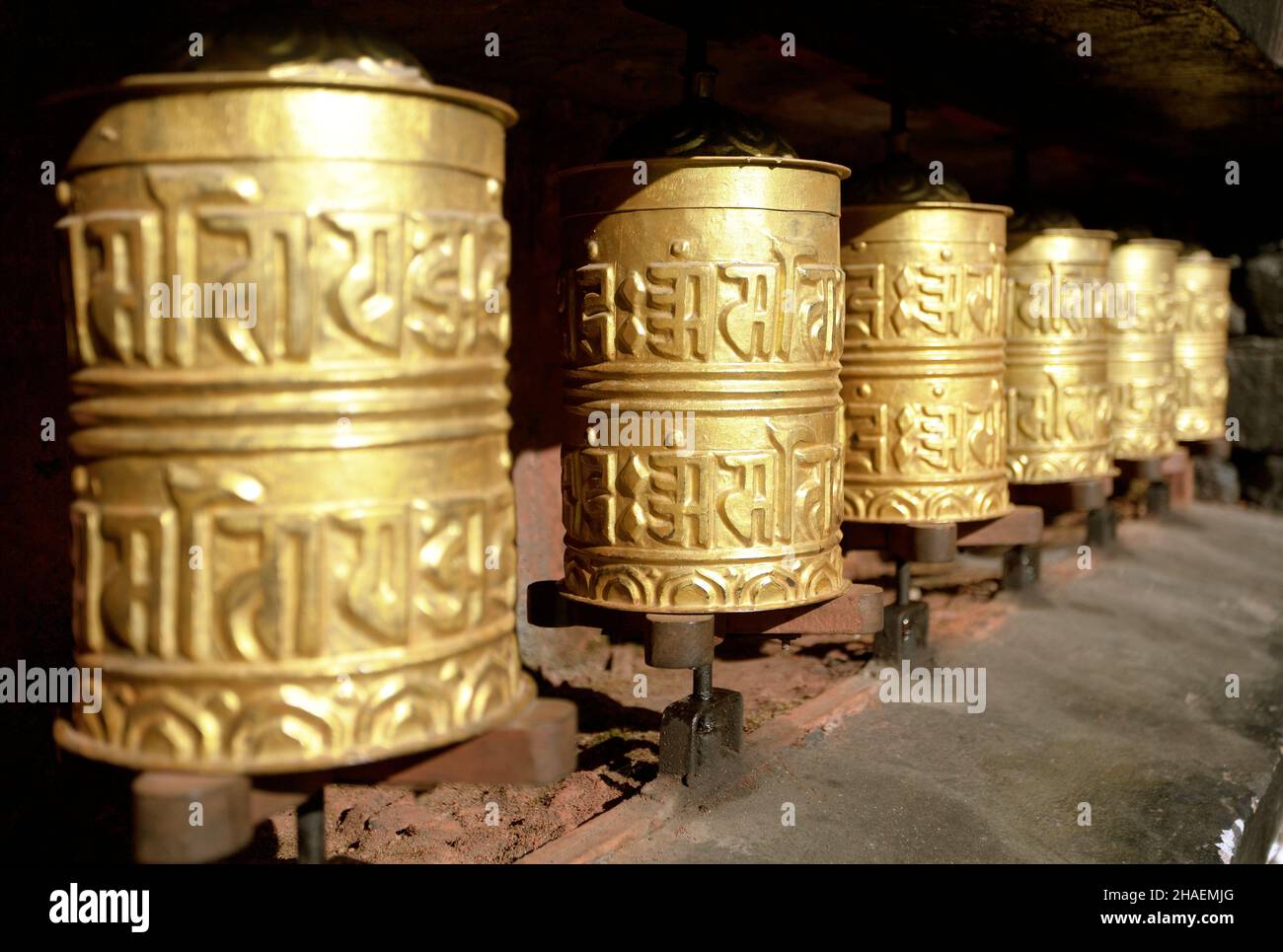 goldene buddhistische Gebetsräder Stockfoto