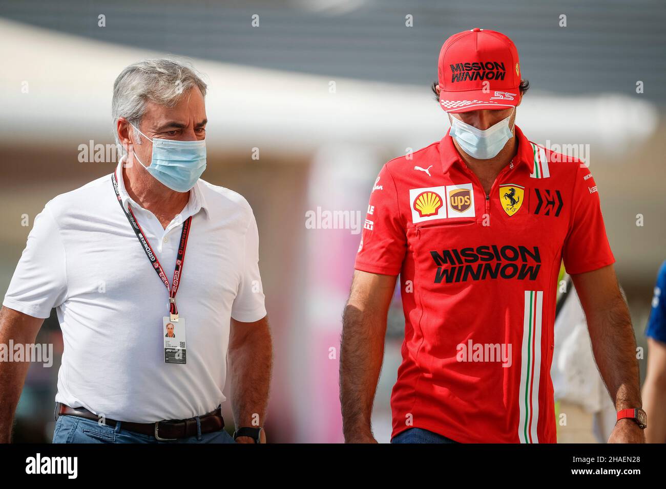 Abu Dhabi, Vereinigte Arabische Emirate. 11th Dez 2021. # 55 Carlos Sainz (ESP, Scuderia Ferrari Mission winnow) und sein Vater Carlos Sainz Senior, F1 Grand Prix von Abu Dhabi auf dem Yas Marina Circuit am 11. Dezember 2021 in Abu Dhabi, Vereinigte Arabische Emirate. (Foto von HOCH ZWEI) Quelle: dpa/Alamy Live News Stockfoto
