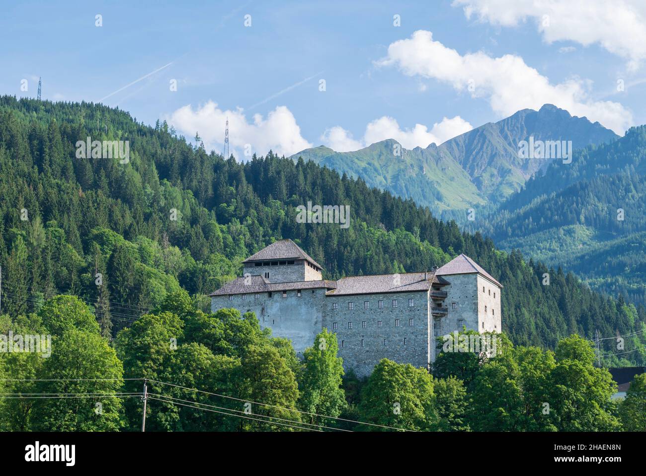 Schloss Kaprun mit Wald und Bergen im Hintergrund, Bild aus Zell am See Salzburg Österreich. Stockfoto