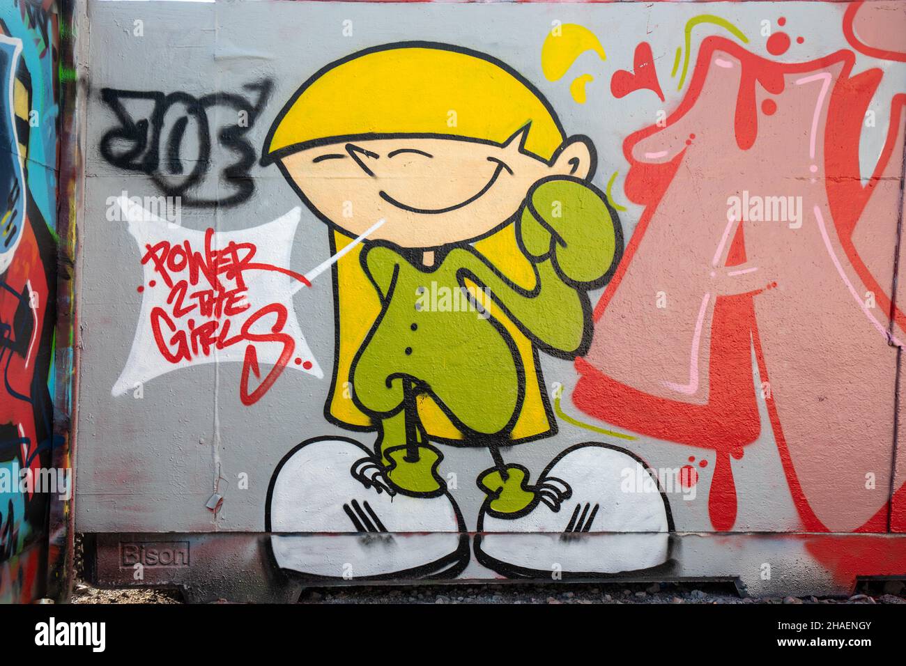 Power 2 die Mädchen. Street Art an der Graffiti-Mauer von Suvilahti in Helsinki, Finnland. Stockfoto
