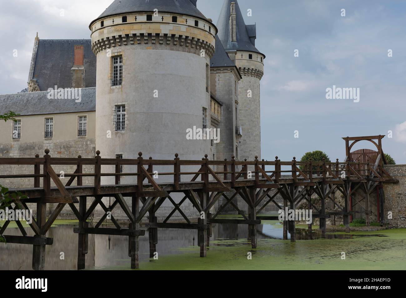 Hölzerne Zugbrücke, die zu einem steinernen Schloss im Loire-Tal hinüberführt, gegen einen blauen Himmel Stockfoto