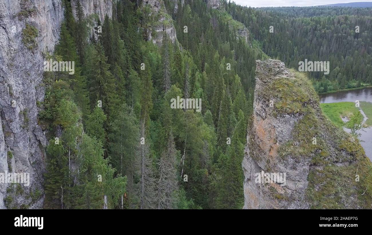 Schöner Bergblick hoch in den Bergen. Clip. Riesiges Tal mit dichtem Eukalyptuswald. Blick von oben auf eine große Klippe im Wald. Stockfoto