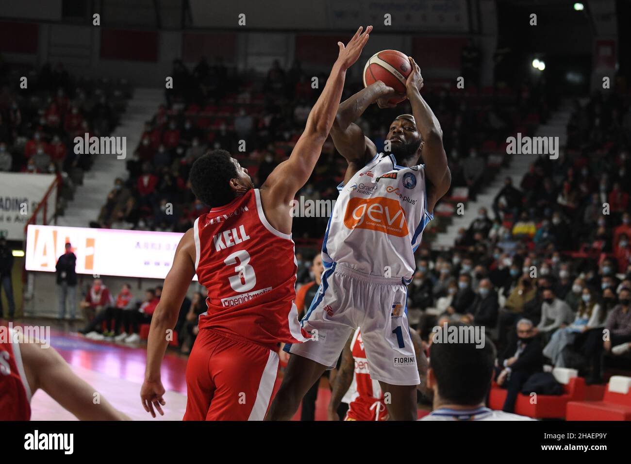 Varese, Italien. 12th Dez 2021. -1 MARKIS MCDUFFIE Devi Napoli Basket während des LBA Italien Championship Matches zwischen Openjobmetis Varese und Devi Napoli Basket, am 12. Dezember 2021 in Varese, Italien. Quelle: Fabio Averna/Alamy Live News Stockfoto