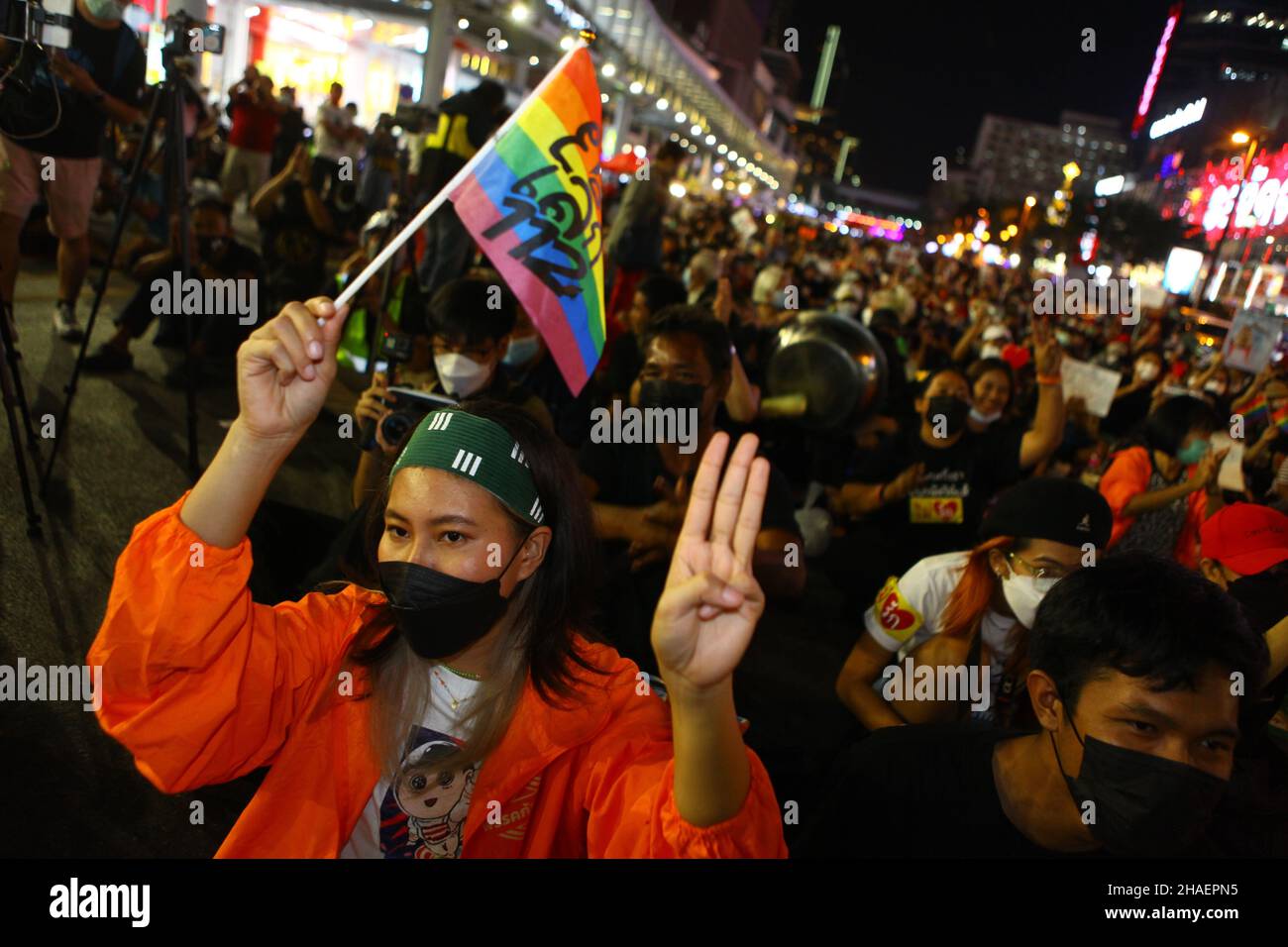 Bangkok, Bangkok, Thailand. 12th Dez 2021. Viele Demokratiebefürworter versammeln sich an der Kreuzung Ratchaprasong, um sich der Bewegung anzuschließen, die die Abschaffung des Strafgesetzbuches, Abschnitt 112, bei der Veranstaltung ''12 fordert. (Bild: © Kan Sangtong/Pacific Press via ZUMA Press Wire) Bild: ZUMA Press, Inc./Alamy Live News Stockfoto