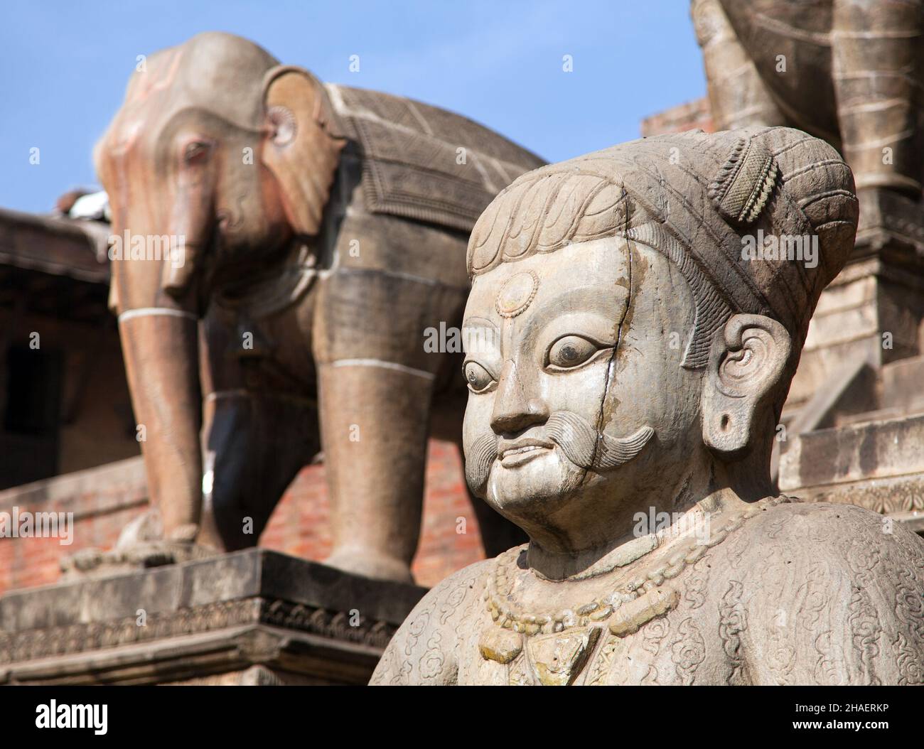 Statuen von Menschenkopf und Elefant - Detail aus der Nyatapola-Pagode auf dem Taumadhi-Platz in Bhaktapur, Kathmandu-Tal Nepal Stockfoto