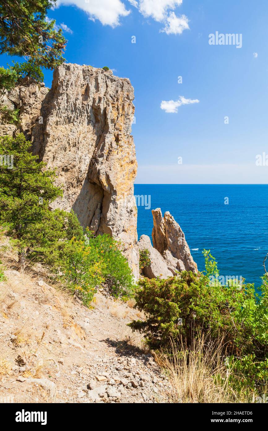 Sommer Krimlandschaft. Vertikales Foto von Felsen an der Schwarzmeerküste. Novyi Svit, Gemeinde Sudak, Krim Stockfoto