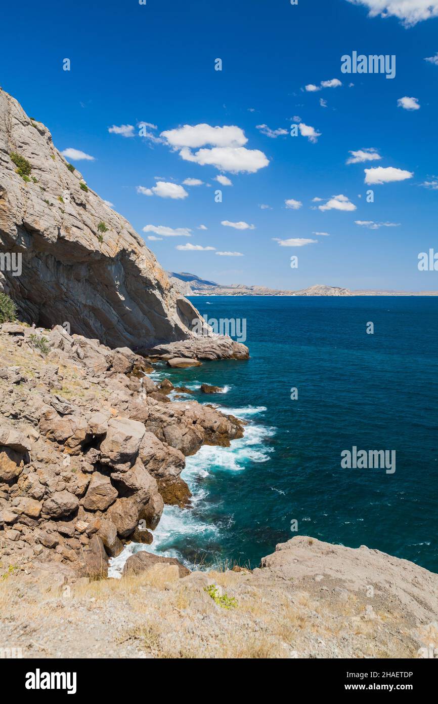 Sommer Krimlandschaft. Vertikales Foto der felsigen Schwarzmeerküste. Novyi Svit, Gemeinde Sudak, Krim Stockfoto