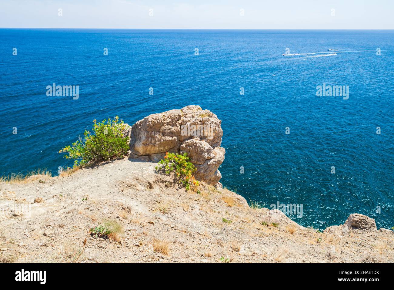 Sommer Krimlandschaft. Felsige Schwarzmeerküste. Novyi Svit, Gemeinde Sudak, Krim Stockfoto