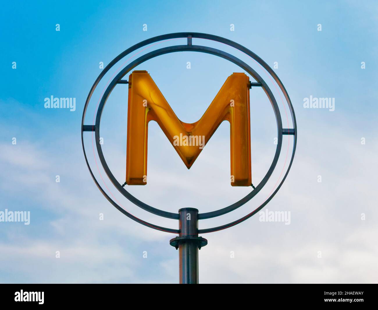 Paris Metro Sign M Transport gegen Himmel Stockfoto
