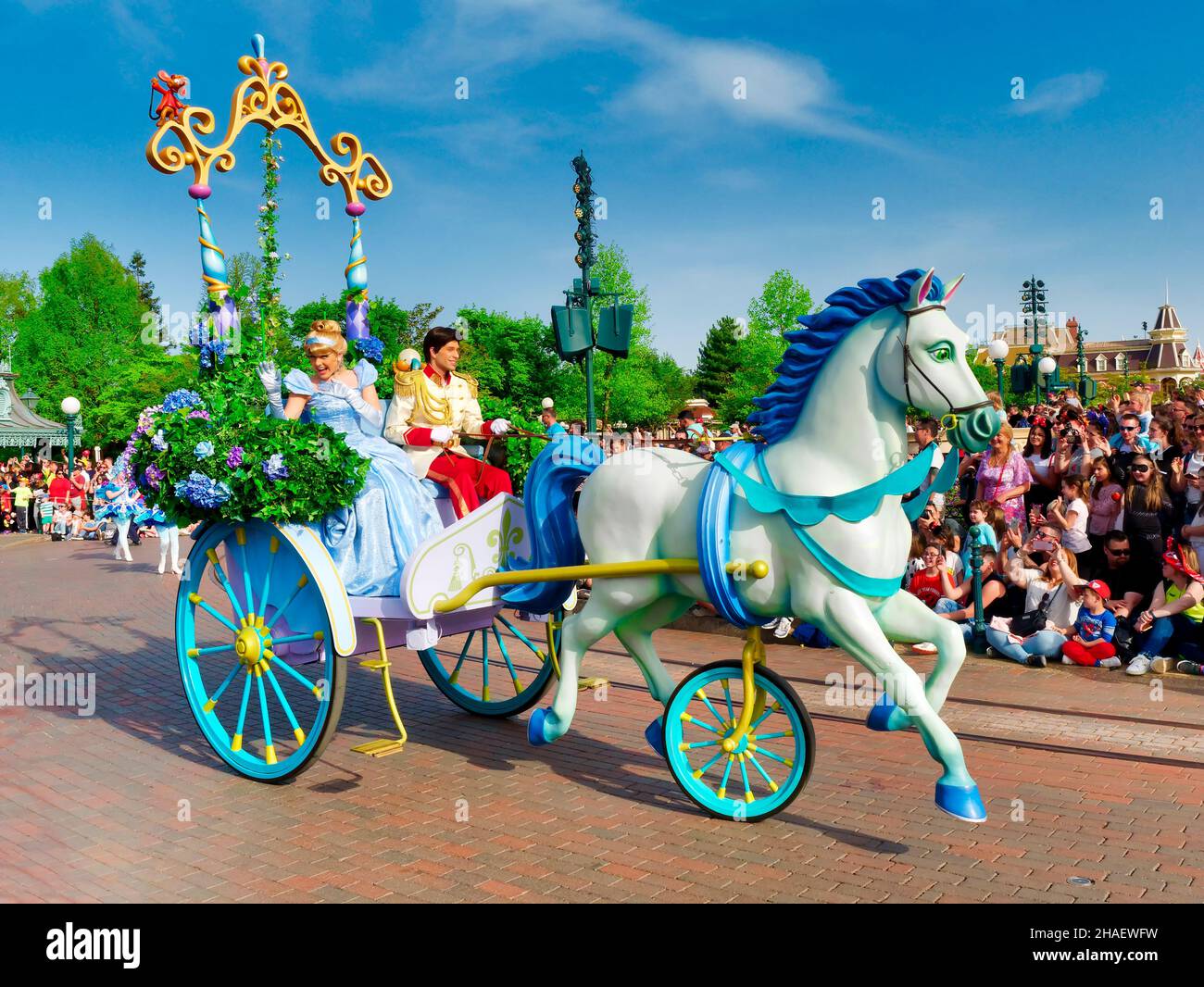 Disneyland Paris, Frankreich - 2019. April: Verzauberte Prinzessin mit Preis auf ihrem Wagen während einer Disney Parade in Disneyland Stockfoto