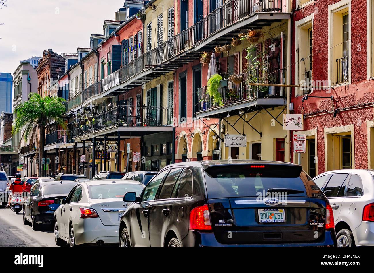 Der Verkehr fährt die Decatur Street im French Quarter, 15. November 2015, in New Orleans, Louisiana, entlang. Stockfoto
