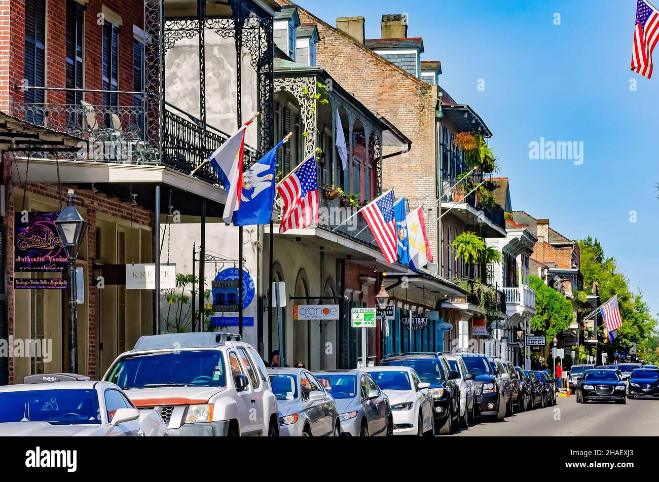 Der Verkehr fährt die Royal Street im French Quarter, 15. November 2015, in New Orleans, Louisiana, entlang. Stockfoto