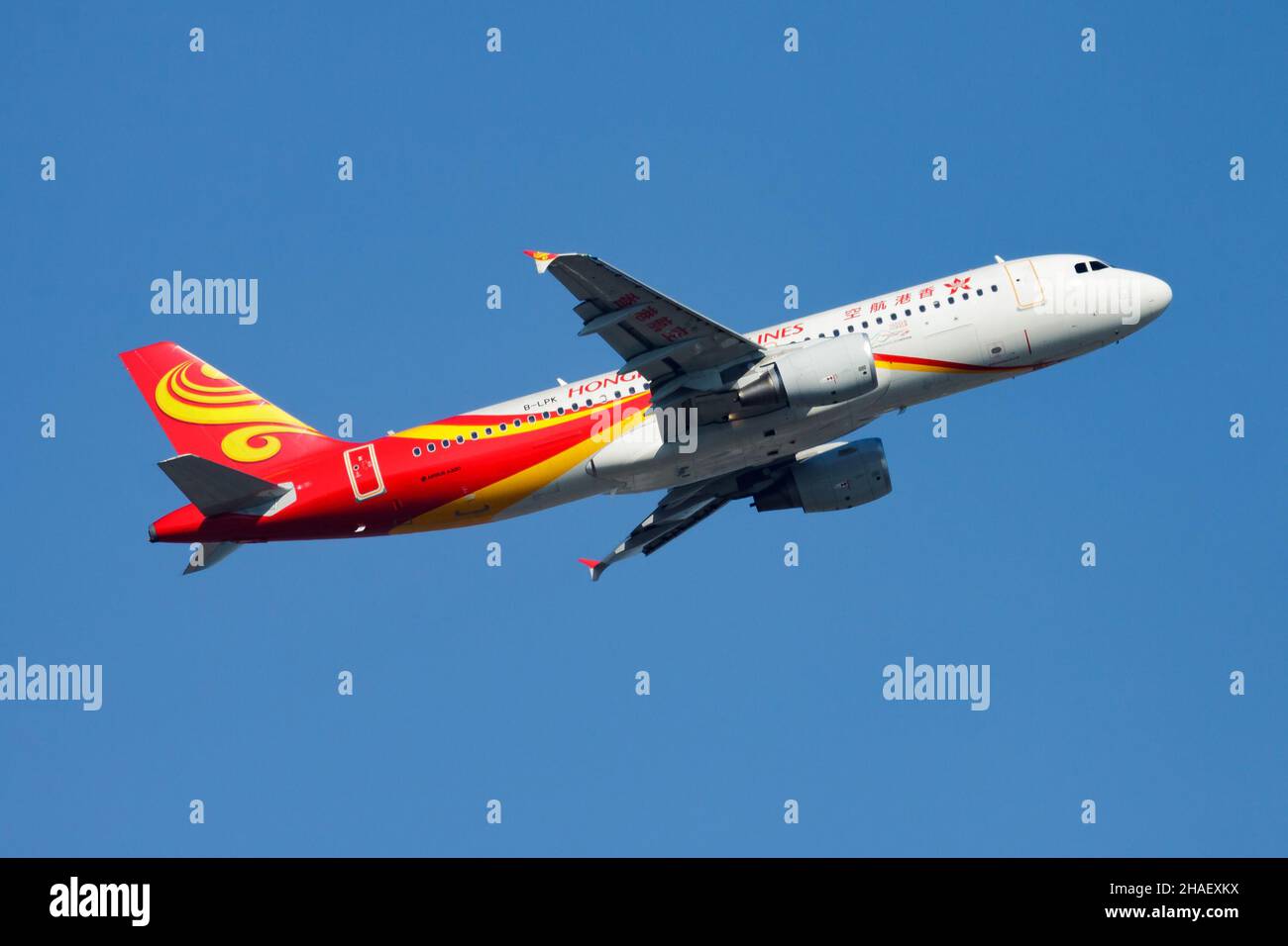 Hongkong / China - 1. Dezember 2013: Abflug und Abflug des Airbus A320 B-LPK von Hong Kong Airlines am Flughafen Hong Kong Chek Lap Kok Stockfoto