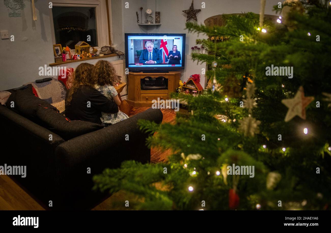 Boris Johnson PM hat im Fernsehen in einem Wohnzimmer fotografiert, als er vor Weihnachten Familien im ganzen Land anspricht, nachdem die Covid-Alarmstufe auf Stufe vier angehoben wurde. Stockfoto