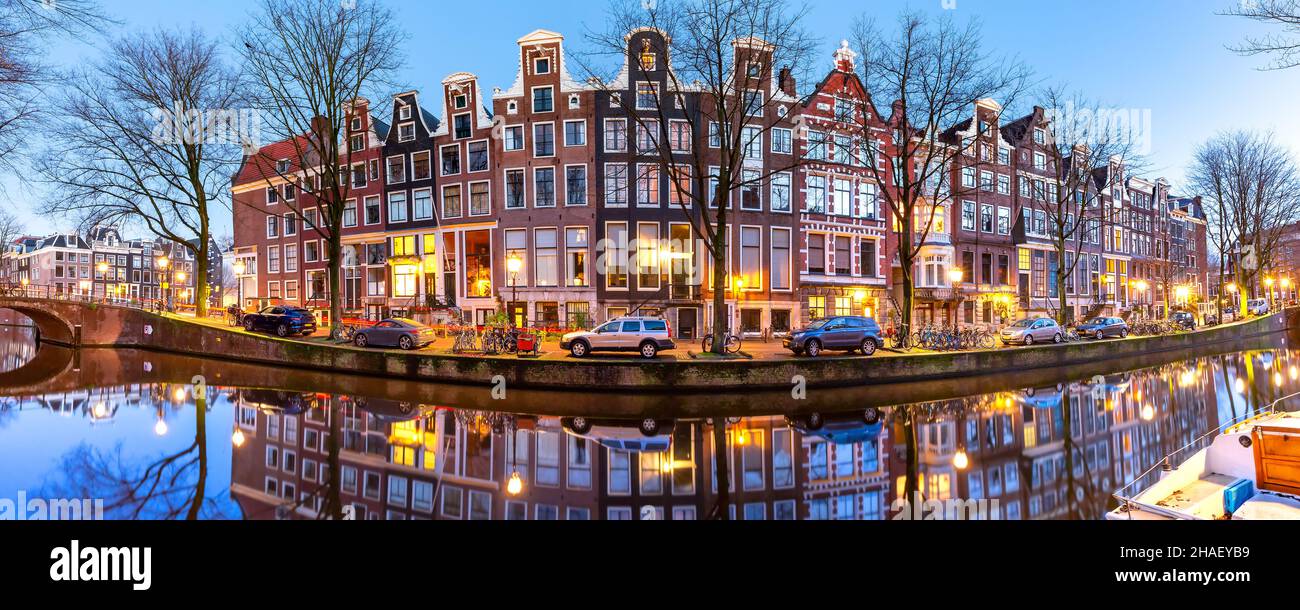 Panorama von Amsterdam Kanal Leidsegracht mit typischen niederländischen Häusern während der morgendlichen blauen Stunde, Holland, Niederlande. Stockfoto