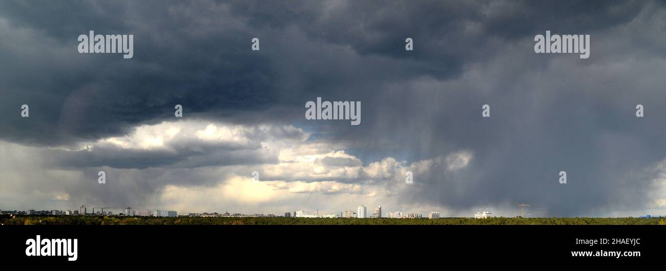 Sturm über moderne Stadt, Panoramablick. Regenwolken, natürlicher Sturmhintergrund Stockfoto
