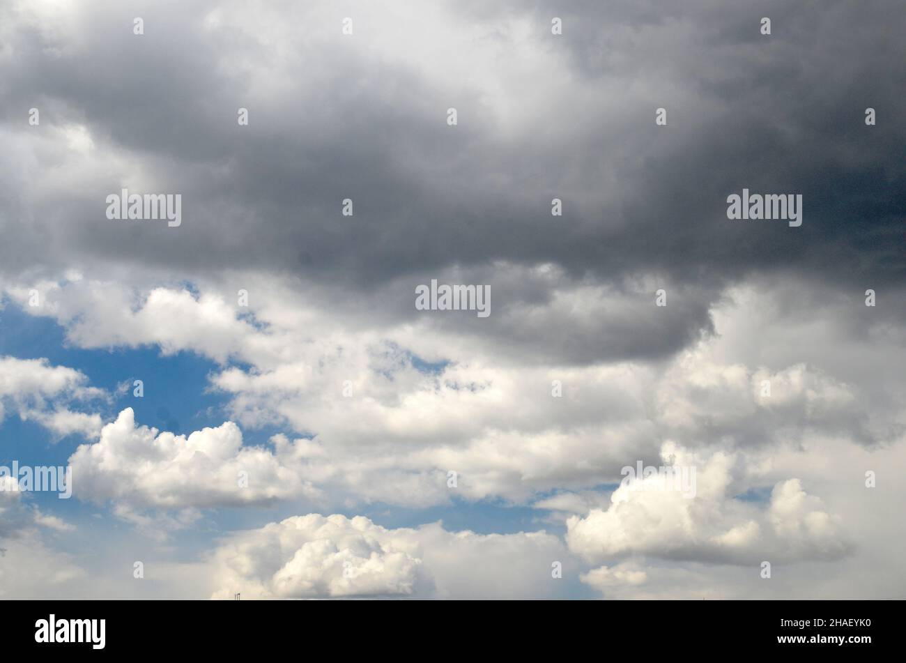 Stürmischer Himmel mit dunklen Regenwolken, Regen kommt. Natürlicher Himmel Hintergrund Stockfoto
