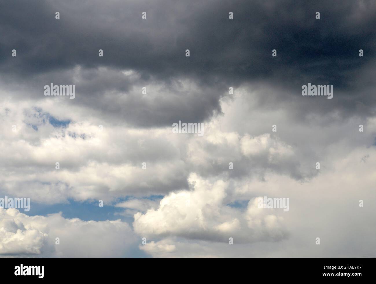 Dunkler stürmischer Himmel im Hintergrund, Regenwolken fliegen im dunklen Hurrikanhimmel Stockfoto