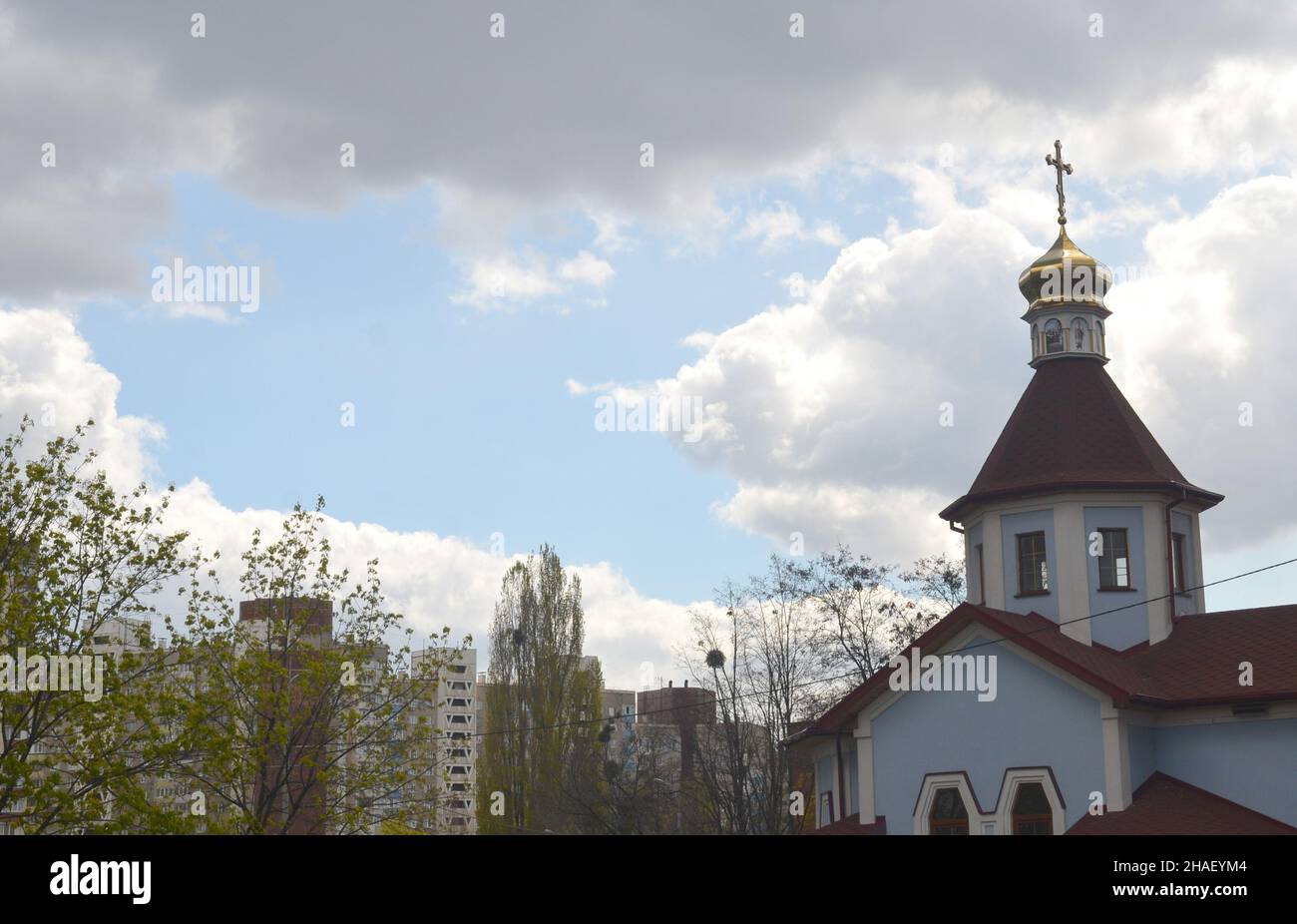 Orthodoxe Kirche mit Sommerhimmel Hintergrund, christlicher Tempel Stockfoto