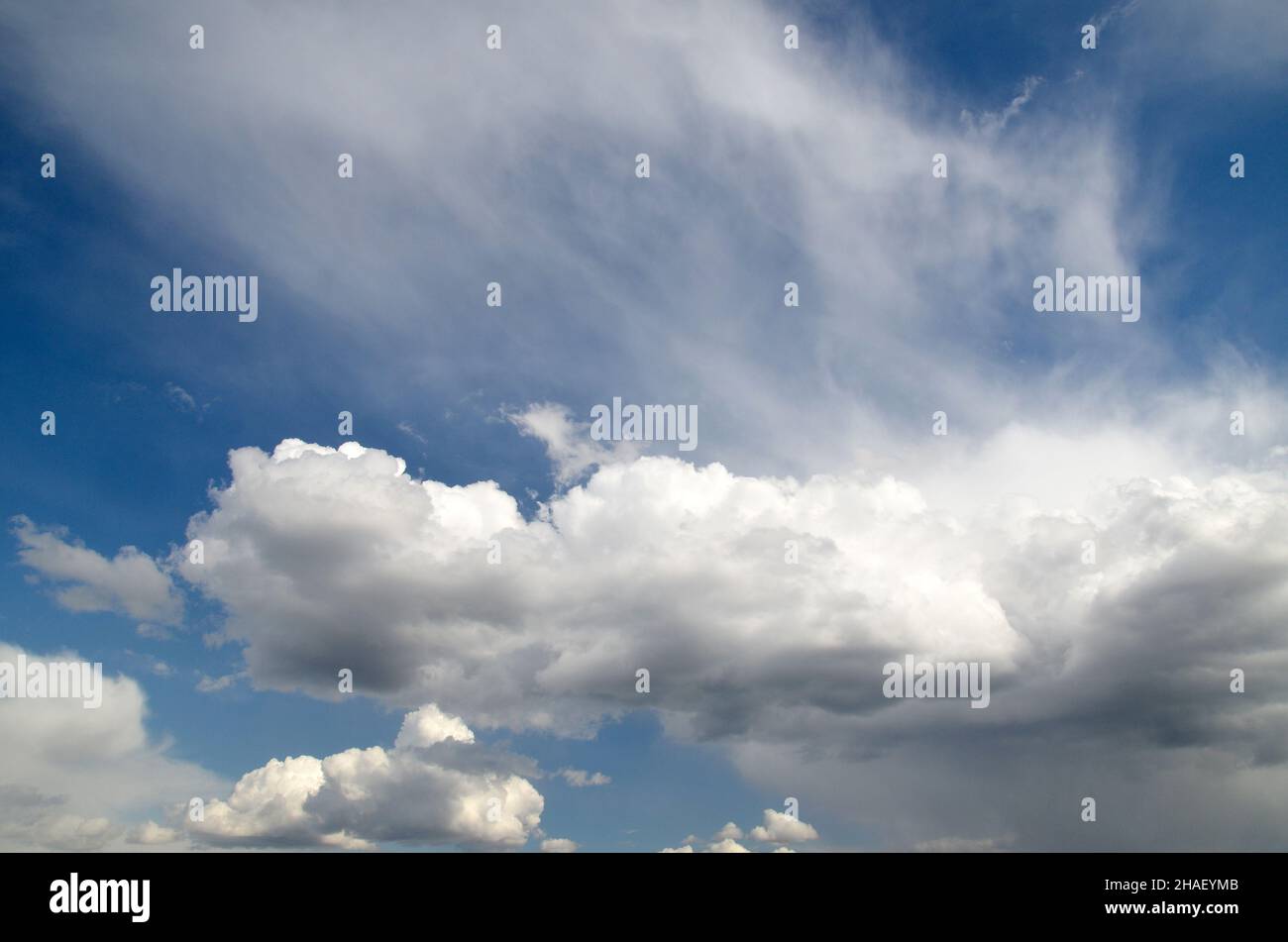 Herrlicher Sommerhimmel mit weißen Wolken Hintergrund, natürliche Wolkenlandschaft Tapete Stockfoto