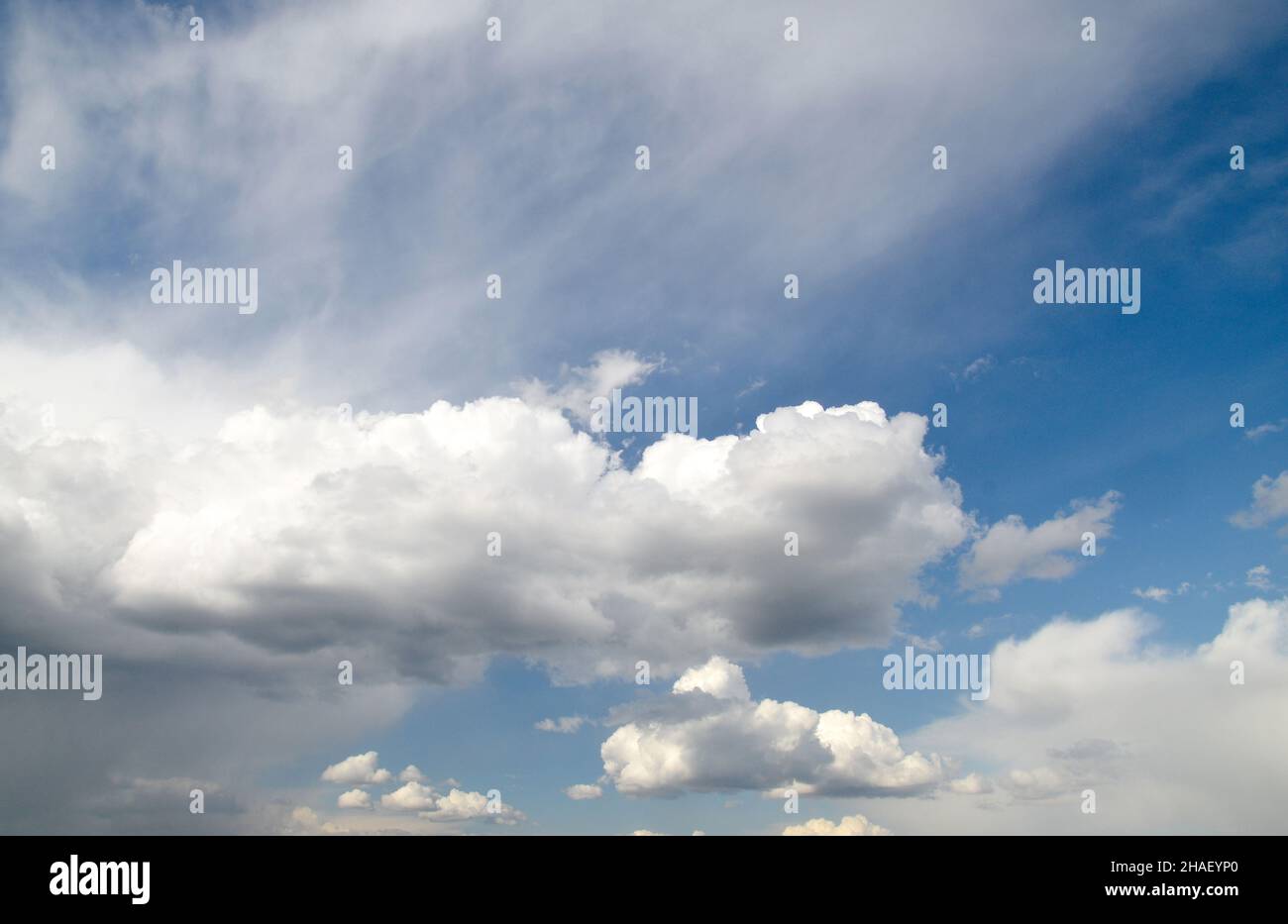 Natürlicher Himmel mit Wolken Hintergrund, spirituelle Reinheit, Freiheit und Traum konzeptionelle Foto Stockfoto