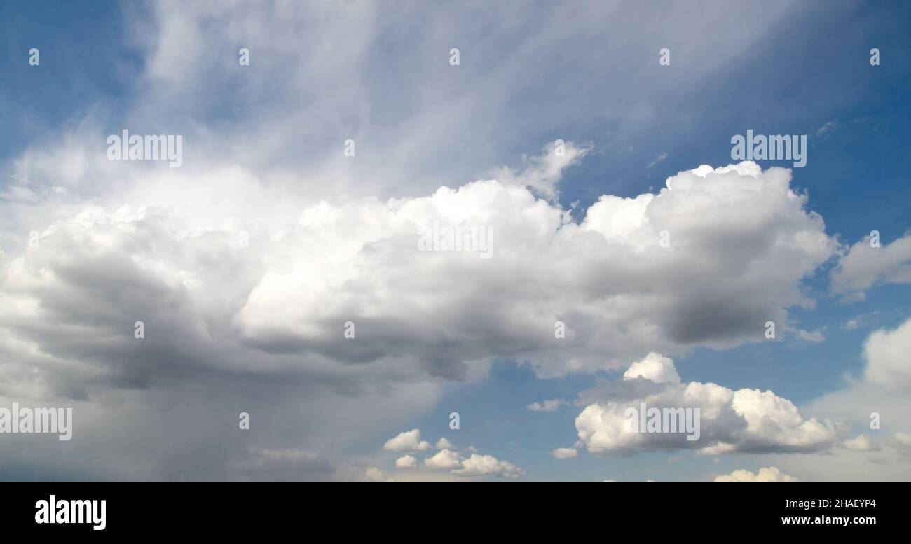 Reiner Sommerhimmel mit schönen weißen Wolken Hintergrund, Stockfoto