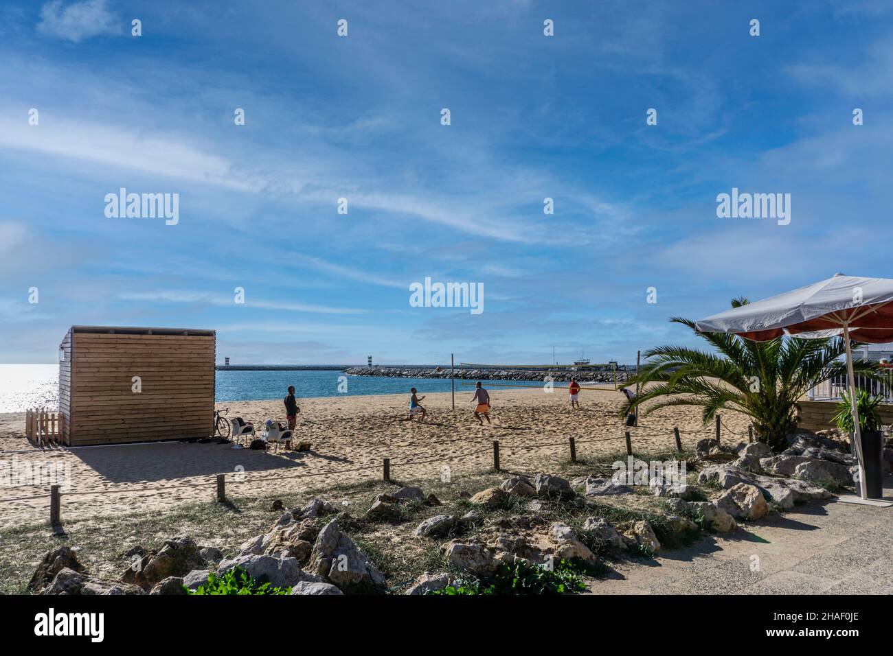 Männer spielen Beachball am Strand in Quarteira, Portugal. Stockfoto