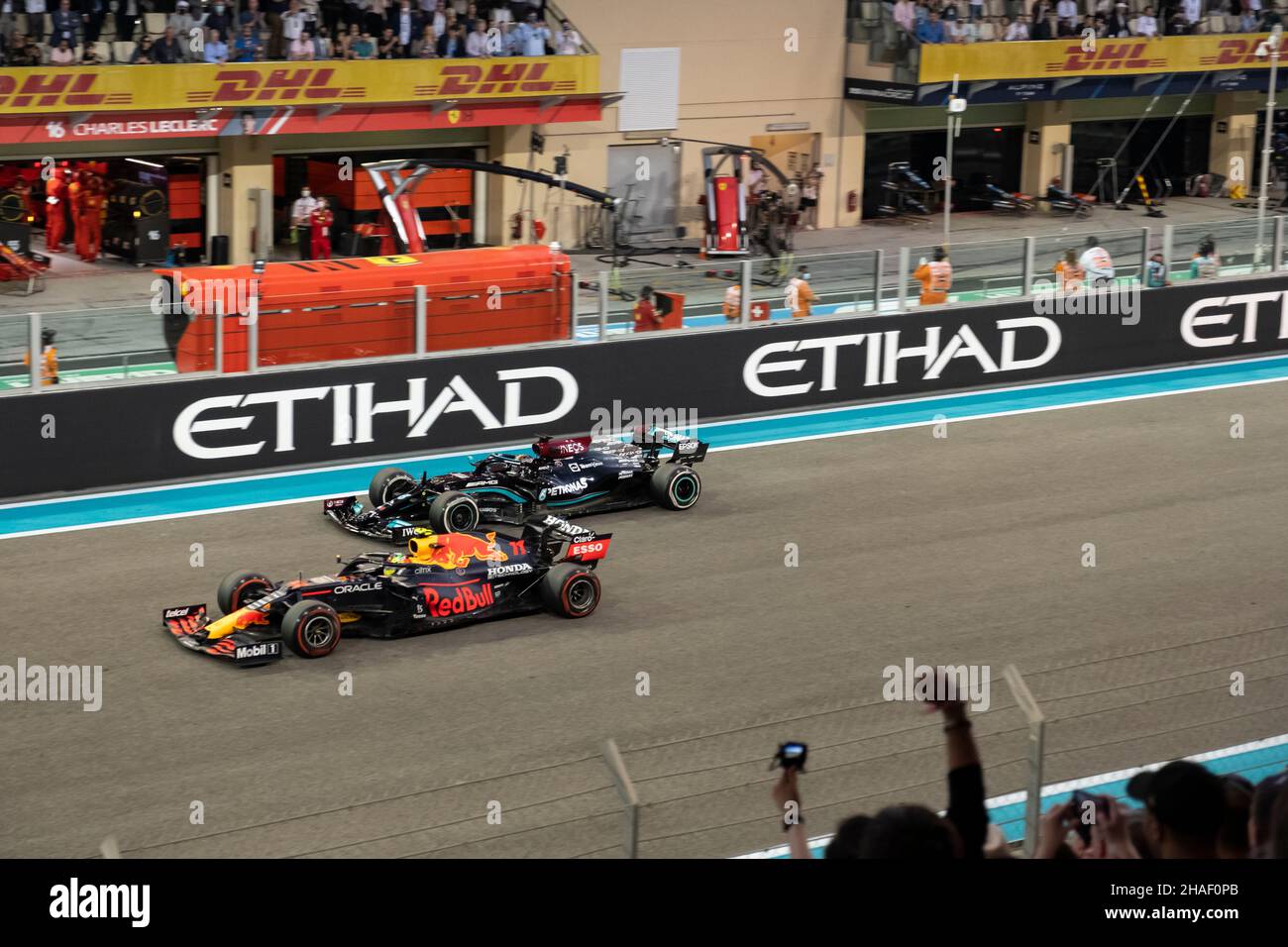 ABU DHABI, VEREINIGTE ARABISCHE EMIRATE - 12. DEZEMBER: Sergio Perez überquert Lewis Hamilton beim Rennen. Stockfoto