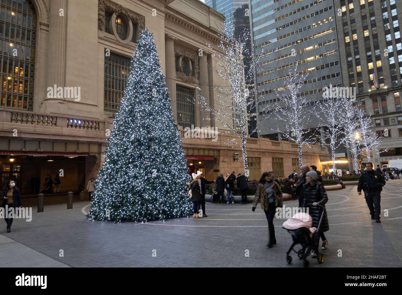 Weihnachtsbaum in der neuen Fußgängerzone, die Grand Central Terminal und Supertall One Vanderbilt in New York City, USA 2021 trennt Stockfoto