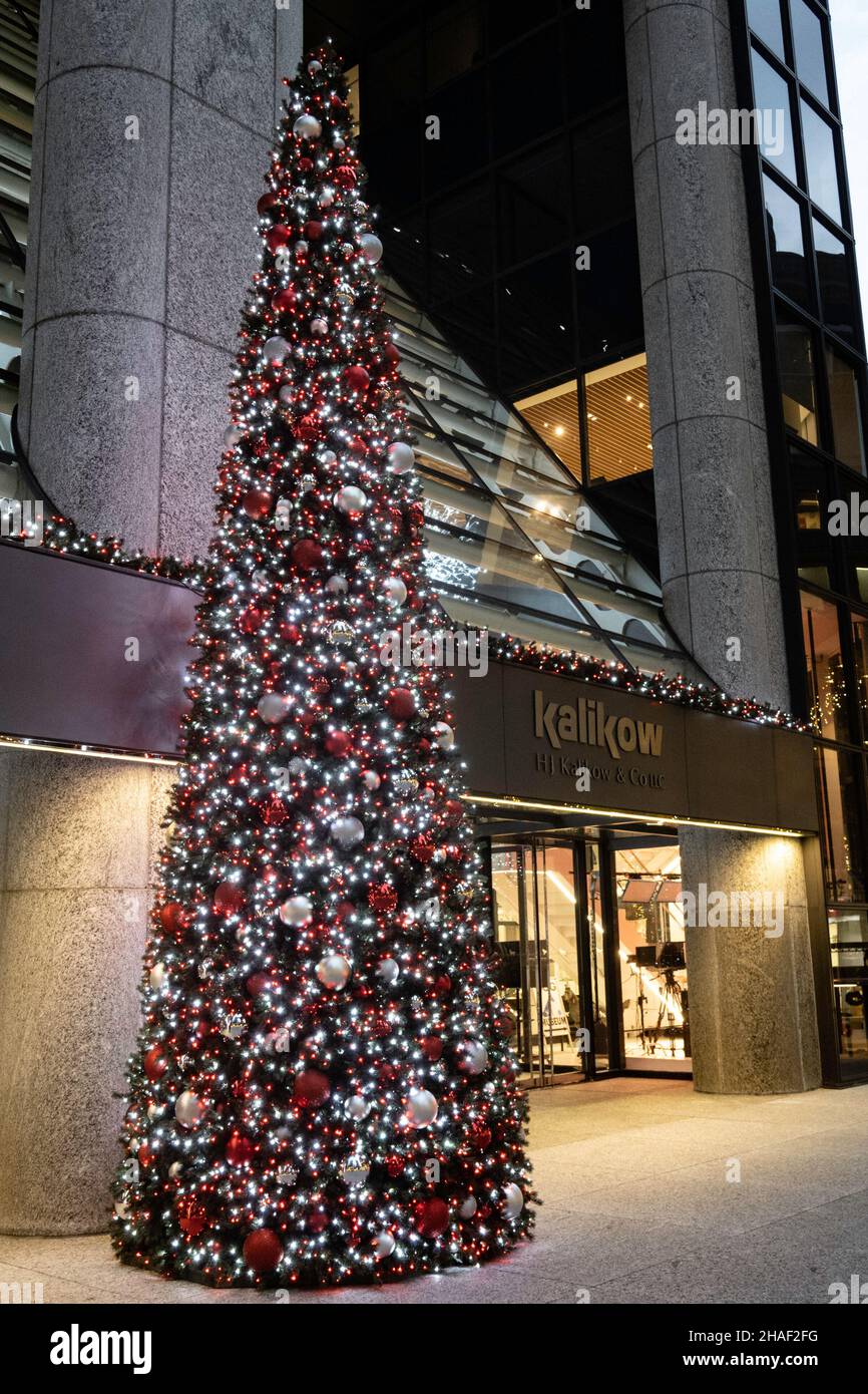 Eingang des 101 Park Avenue mit Weihnachtslichter und Dekorationen, NYC Stockfoto