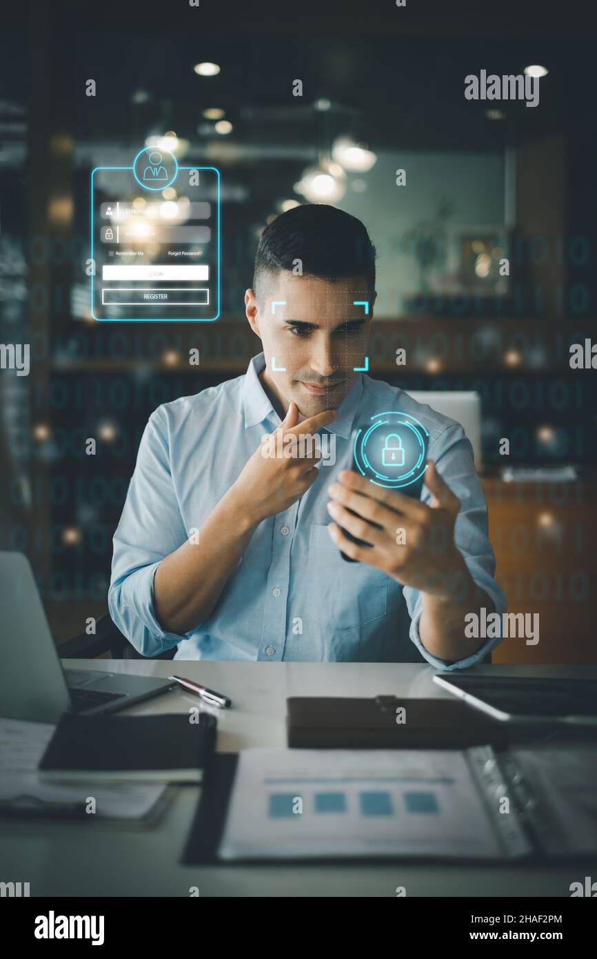 Ein Geschäftsmann, der Face Scan zur Cybersicherheit für sein Sparkonto, sein Geschäft, seine Technologie und sein zukünftiges Konzept verwendet. Stockfoto