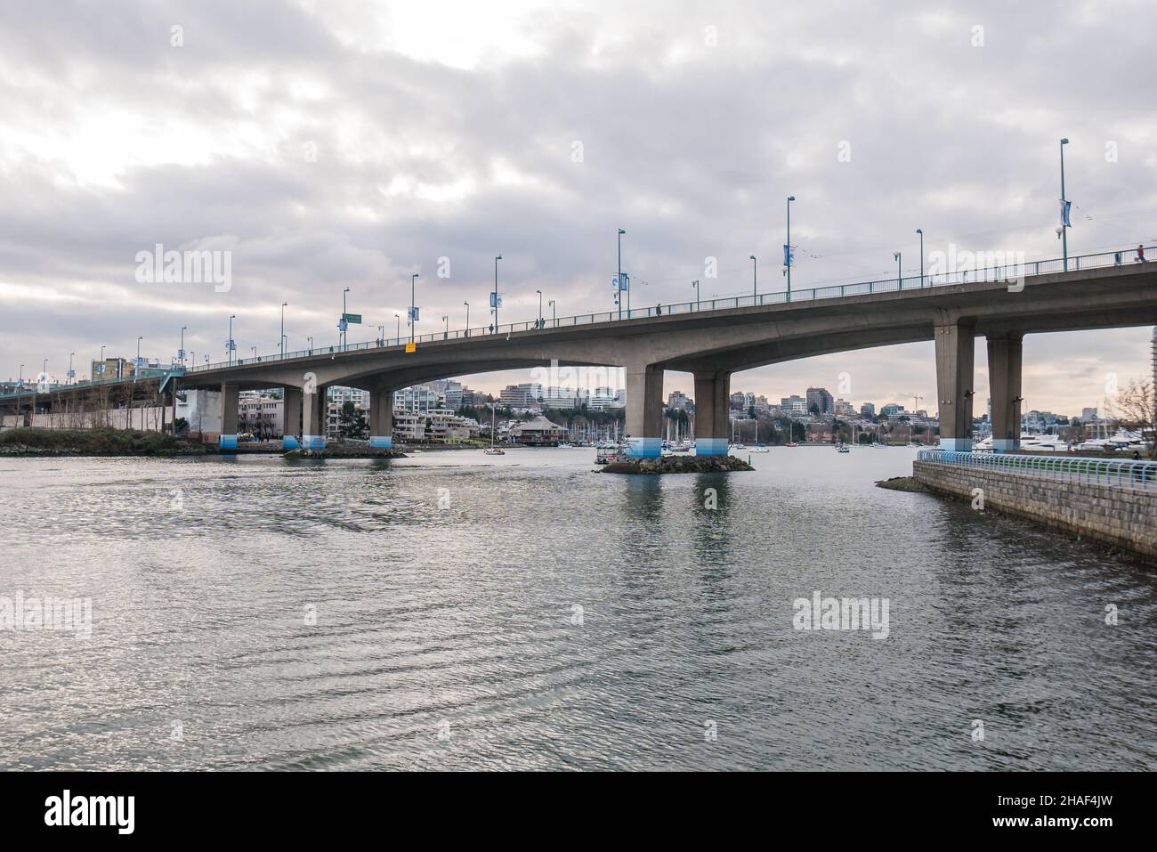 Die Cambie Bridge ist eine symmetrische, aus vorgefertigter Stahlkonstruktion gefertigte, sechsspurige Trägerbrücke mit variierender Tiefe, die False Creek in Vancouver, British Columbia, überspannt. Stockfoto