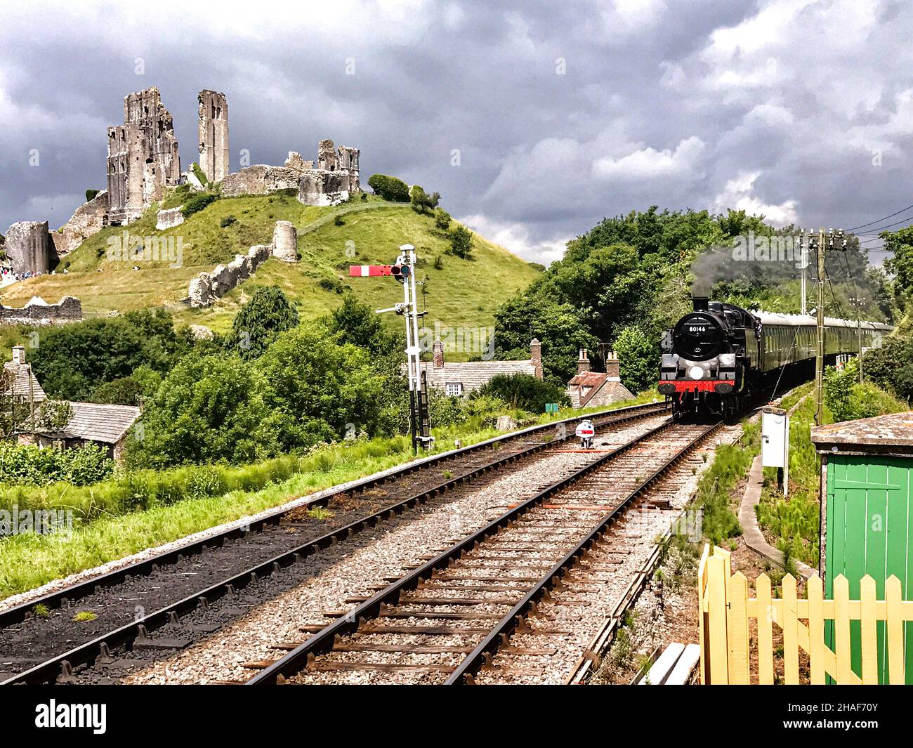 Corfe Castle, Vereinigtes Königreich - 10th. Juli 2017 : Ein Dampfzug im Dorf Corfe Castle in Dorset, Vereinigtes Königreich. Ein restaurierter Dampfzug, der an der ra ankommt Stockfoto