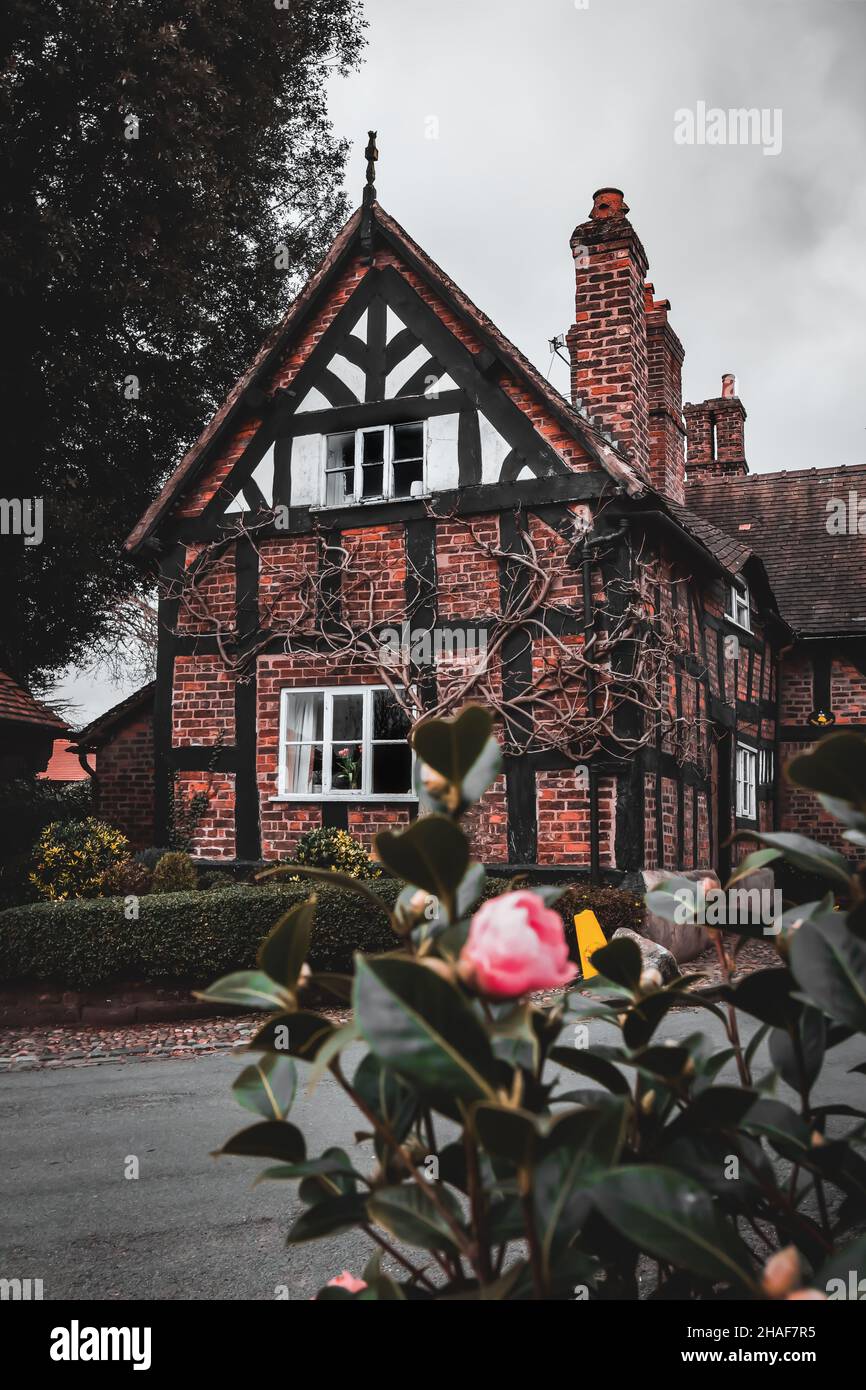 Fachwerk-Tudor-Haus in Great Budworth, einem kleinen Tudor-Dorf in CHSHETHire, England, Vereinigtes Königreich. Stockfoto