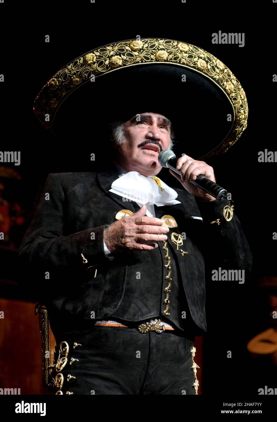12. Dezember 2021: VICENTE FERNANDEZ, ein geliebter mexikanischer Sänger, dessen Kommando über die Musikstile Ranchera und Mariachi Fans weit über Mexikos Grenzen hinaus anzog und eine neue Generation von Künstlern inspirierte, starb am Sonntag. Der 81-Jährige erhielt drei Grammys und neun lateinische Grammys. FILE PHOTO: November 6, 2009, Los Angeles, California, USA: Der mexikanische Ranchera-Sänger VICENTE FERNANDEZ tritt live im Gibson Amphitheater auf. (Bild: © Leopoldo Pena/ZUMA Press Wire Service) Stockfoto