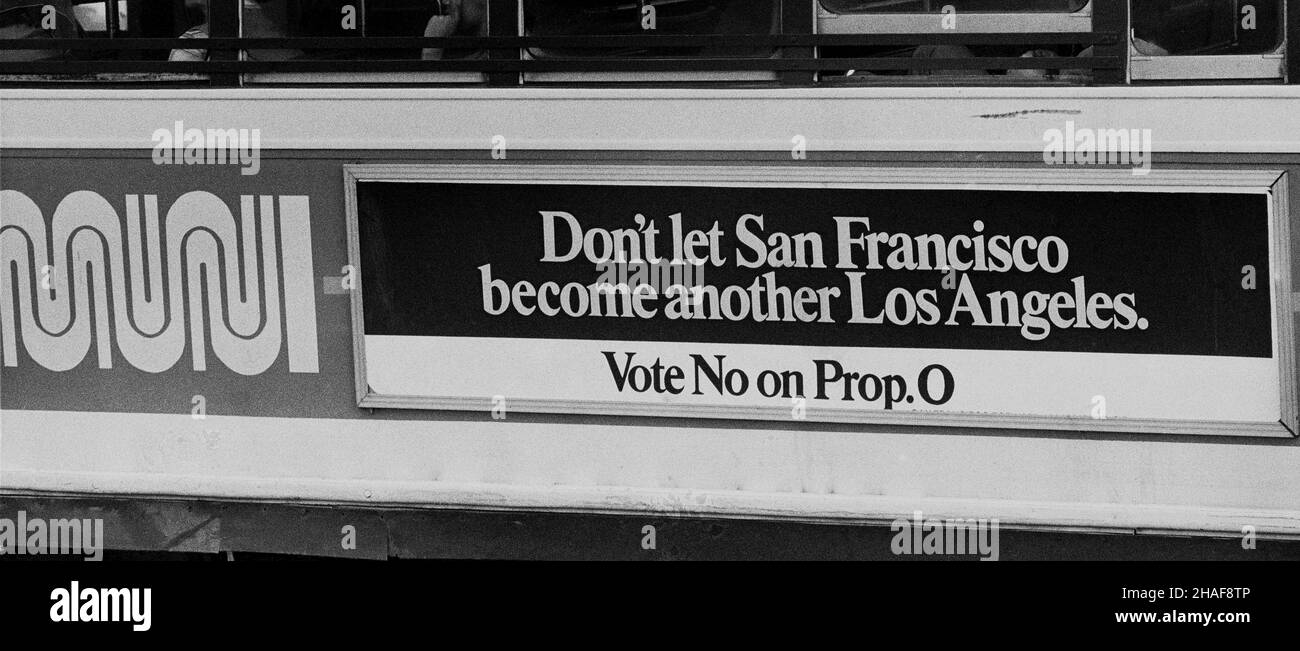 Lassen Sie San Francisco nicht zu einem weiteren Los Angeles werden. Stimmen Sie Nein über die Werbung auf der Seite eines MUNI-Busses in San Francisco, Kalifornien, 1970s Stockfoto