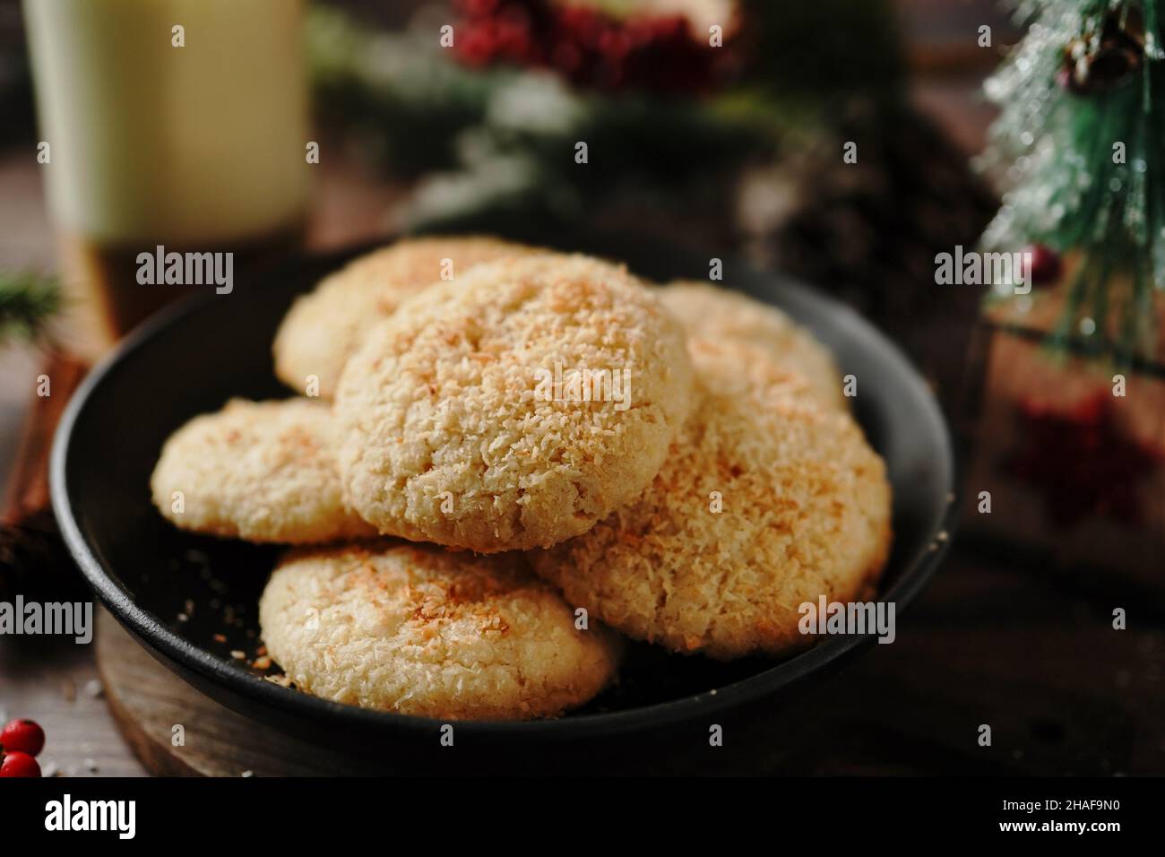 Hausgemachte Kokosnusskekse oder indische Kekse auf festlichem Weihnachtshintergrund, selektiver Fokus Stockfoto