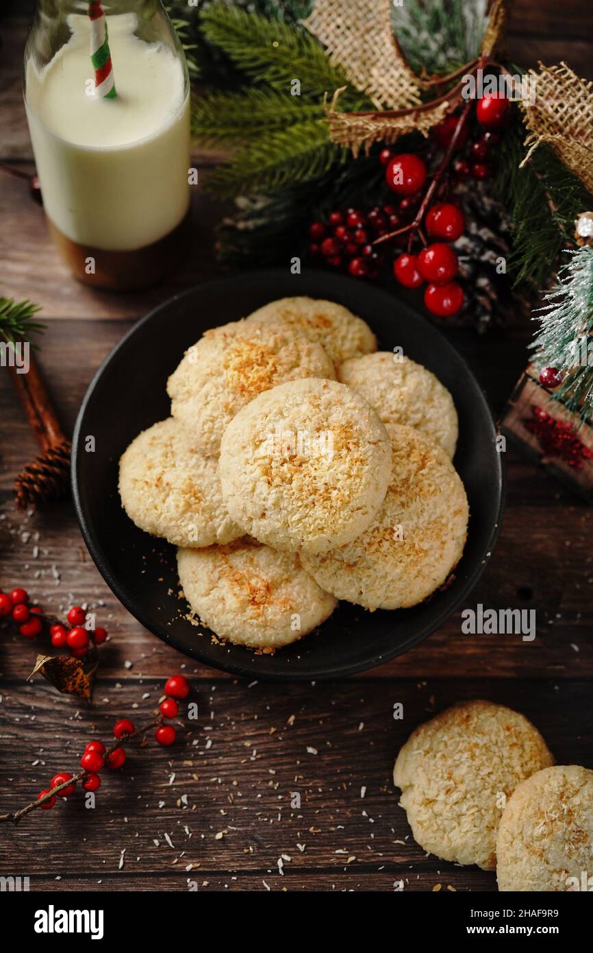 Hausgemachte Kokosnusskekse oder indische Kekse auf festlichem Weihnachtshintergrund, selektiver Fokus Stockfoto